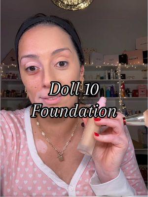 HIGHHH COVERAGE!! 🤩Lightweight formula. Breathable and not cakey! I’m using shade medium. @Doll 10 Beauty  - - - - - #doll10beauty #doll10foundation #doll10beautyfoundation #doll10beauty #doll10 #tce #tcefoundation #BeautyTok #beautytiktok #makeuptok #fullcoveragefoundation #coverseverything #foundationtok 