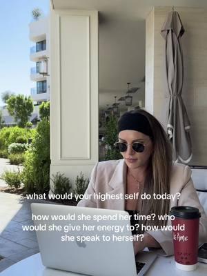 It’s simple … what would your highest self do today? Ask yourself that question everyday and if it doesn’t serve your highest self push it to the side  #workoutroutine #healthylifestylechange #healthylifestyle #healthymindhealthylife #healthymindhealthybody #healthymindset #melrobbins 