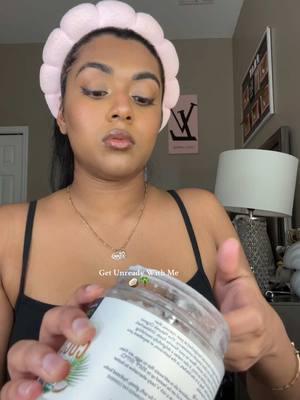 Melting off my makeup with coconut oil 🌴🥥  • • #coconutoilskin#coconutoil#getunreadywithme#skincare#makeupremover  