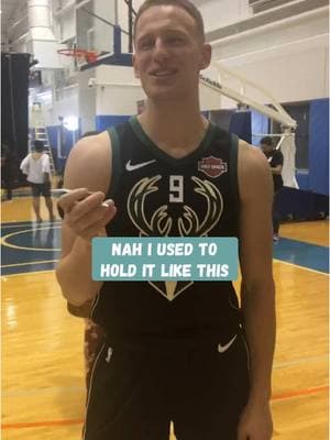 l've never seen someone hold a pen like Donte DiVincenzo ✍️🤣 #dontedivincenzo #bucks #knicks #wolves #pen #signing #signautographs #throwback #NBA #2018 #rookieshoot #nbarookieshoot #milwaukeebucks #rookie #fyp #foryou #foryourpage #yourpage 