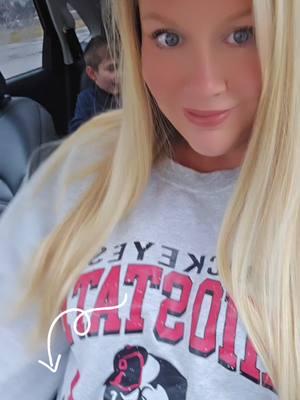 Vintage looking ohio state sweatshirt for the win! 🏈 #dontscrollbysayhi #muddybootsfam #tiktokisback #tiktokshopcreatorpicks #ohioo #MomsofTikTok #buckeyes #ohiostate #ohiostatebuckeyes 