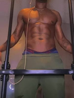 #micross #micgod #blackguysoftiktok #hotgusoftiktoc #blackguys #muscle #abs #vcut #sixpack #muscleman #muscles #fyp 