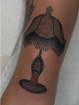 Another Tiffany Lamp for your enjoyment 🌸 #traditionaltattoo #americantraditional #tattoo #boldtattoo #fyp #tiffanylamp 