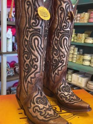 Corral Spring 2025 Collection Is here!!! First, The Tobaco Crackled Western Boot 🤠 Crystals and Embroidery Add To This Beautiful Boot 🙌 Now Online and Instore #thechandelierroseboutique #corral #corralboots #westernboots #rodeoready #letsrodeosanantonio #letsrodeohouston 