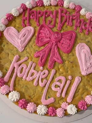 KOLBIE LAI🎀💕🍪😍 the cutest cookie cake EVER!!!!! #shugslaurel #cookiecake #fyp #cookiesoftiktok #ValentinesDay #girly #blowthisupforme 