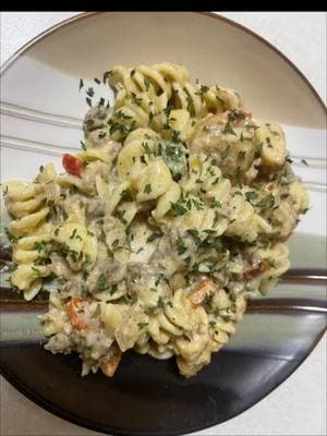 You gotta try it!! It was really good!#foodtiktok #FoodTok #foodreview #cooking #cookwithme #eatfreshrefresh #eatwithme #cookingtiktok #foodies #steak #chicken #whitesaucepasta #hungry #eat 