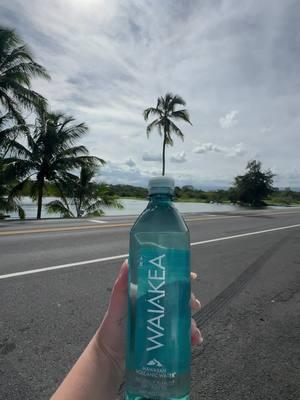 Happy Aloha Friday 🤙 #hawaii #drinkwaiakea #waiakea 