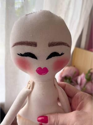 4 parte de nuestro proceso: creando una muñeca desde 0 nos toca darle vida a su carita 😍😍 #handmadewithlove #handmadedolls #illusiondolls #sewinglove #dollmaker #muñecasdetela #dollpattern