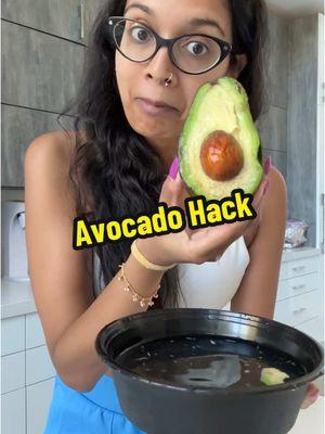 I had to try this! apologies for Star Wars blasting in the background 🛸🥑 #CookingHacks #cooking #avocado #howtoprevent #avocadohack #water #KitchenHacks #avocadoinwater #lifesaver 