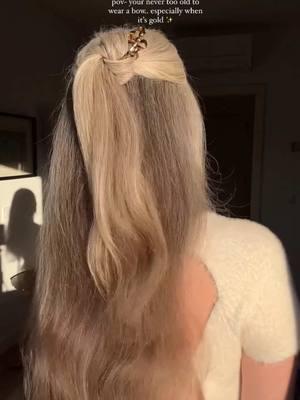 Half up half down style using the Bow Pin by the fabulous @goodlifecarrie 🎀 #dppin #hairpins #frenchpin #hairtrends #hairaccessoriesinspo #frenchpinup #hairtutorials #hairtutorial #frenchpintutorial #hairpintutorial #frenchtwist #frenchstyle #hairpin 