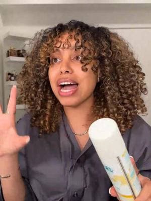 Curly girls CAN ALSO USE DRY SHAMPOO!! #BatistePartner @itsdavianaa tries our new light dry shampoo in the scent mellow melon and gets results she didn’t expect!!! Pick it up today at @ultabeauty to give it a try!🍈☁️✨ #curlygirl #curlyhairhack #dryshampooforcurls #invisibledryshampoo #batistelight #batiste #batistelightdryshampoo #batistedryshampoo