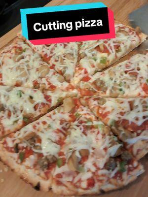 #cuttingboard #cuttingpizza #tonyspizza #supremepizza #asmrsounds #pizza #food #asmr 