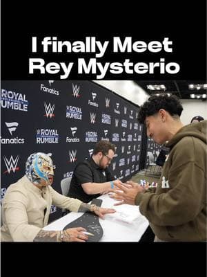 I finally meet Rey Mysterio today and gave him some clothes from my brand🫡🥲 dream come true @WWE @Dominik Mysterio #WWE #reymysterio #RoyalRumble #dreamcometrue 