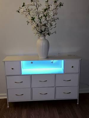 #dresser #dresserorganization #dressers #cajonera #muebles #whitedresses #luzled #luz #led #light #ledlight #bedroom #fornitures #bedroomdesign #homedecor #homeessentials #essentials #bedroomessentials 