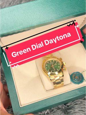 Ummmmm you already know what this box means 😍😍😍 . Sturdy, beautiful, elegant, timeless, and perfect for your wrist! . LINK IN BIO UNDER “THE FENCE FINDS 🛍️” . #dhg8 #thefencefind #fencefind #yellowapp #armcandy #goldwatch #greendial #bougieonabudget #streetwear #dhgateaffiliate #dhg8tok #daytona 