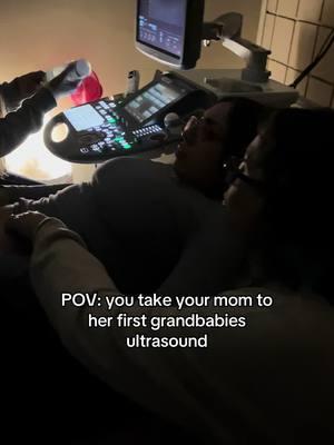 Crazy story: my son was positioned the same way I was in my moms belly for most of her pregnancy! With his legs crossed standing up 🤰🏻 #pregnant #firsttimemom #firsttimegrandparents #grandma #pregnancytiktok #ftm #ultrasound #ultrasoundscan #15weekspregnant #motherdaughter #baby 