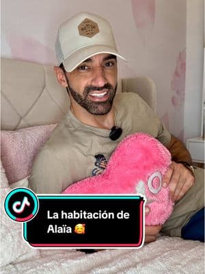 Familia, bienvenidos a la habitación de Alaïa. 😁 Aún le hacen falta cosas por poner, pero aquí se los comparto para que me ayuden con sugerencias o ideas para seguir amoblando. ¡Déjenme aquí sus comentarios! 💕✨   #RoomTour #HomeDecor #BabyRoom #NurseryInspo #MomLife #HomeVibes #InteriorDesign #TiktokHome #Fyp #Viral #TrendingNow #AestheticRoom #BabyDecor #MinimalistDecor #MomsofTikTok