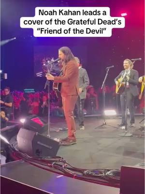 This rotating stage 🤯 @Noah Kahan, Béla Fleck and Don Was cover @gratefuldead’s “Friend of the Devil” during their @MusiCares Persons of the Year honor to kick off #Grammys weekend. #noahkahan #musicares #gratefuldead #deadandco #deadhead 