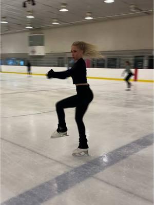 Happy Saturday fam 🙂 #figureskating #figureskatingtiktok #figureskater #adultfigureskater #adultfigureskating #iceskatingtiktok #iceskater #skatingtiktok #figureskate #backspin ice skating outfits, figure skating spins, backspin, ice skating hairstyles, what to wear ice skating, adult figure skater 