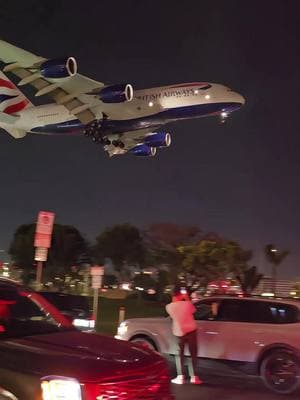 Por fin tuve esta excelente toma Airbus A380 British Airways llegando al Aeropuerto Internacional de Los Ángeles. #airbus #airbusa380 #airplane #airport #lax 