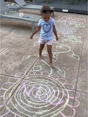 If you need something to keep the little ones busy, give this a try ☀️ #outdooractivities #outdooractivitiesforkids #fallfun #sidewalkchalk #kids #mommymode 