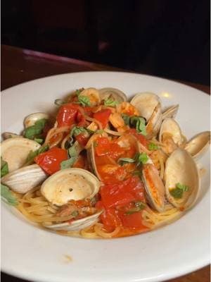 You’ve had our regular Linguine Vongole now it’s time our Red Sauce version got some love! The perfect dish to warm up in this freezing weather! #linguine #linguini #vongole #redclamsauce #linguineandclams #clamsauce #italianpasta #italianrestaurant #italianstyle #italiansdoitbetter #italianfood #italiano #queensnyc 