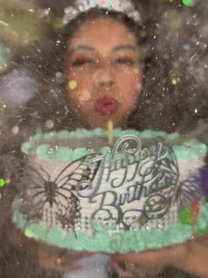 Feliz Cumple para mi🥰👑 #cakeglitter #parami #glitter #pastelglitter #caketendencia #paratiiiiiiiiiiiiiiiiiiiiiiiiiiiiiii #fypage #fyp #foryoupage #glittercake #tendencia #pastel #brillos 