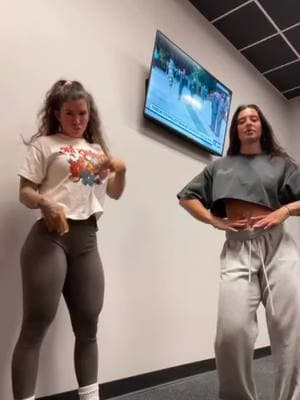 From now on I’m sending trends a week in advance bc this whole learn the dance 5 mins before leaving the gym is not working😂 we are cringe but we are free. • • • #swolemate #swolemates #twin #dancers #trending #fitgirls #gymgirls #powerhouse #funny #cringe