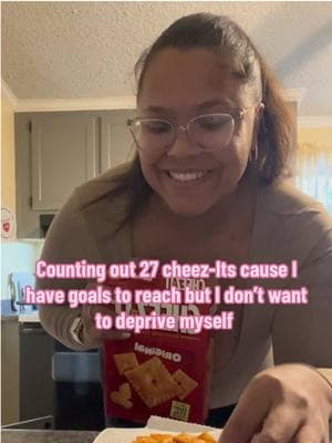 I’m trying 😅 @Cheez-It #servingsize #caloroedeficit #lowcalorie #snackideas #weightloss #loseweight #plussize #healthymom #MomsofTikTok #weightlossmotivation #nutrition #healthylifestyle 