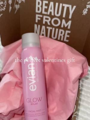 The perfect gift for her 🩷🙈 #evian #evianspray #skincare #skincareroutine #ValentinesDay #valentinesdaygift #valentiensdaygiftidea 