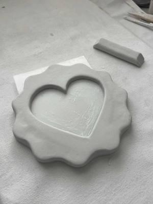 the sweetest scalloped heart frame 🫶🏼 stay tuned for part 2! Everything I used is linked on my Amazon (🔗 in bio). The plastic sheets are 3d printing mats but any plastic sheet will work! The stand will be glued onto the back once dry 😊 let me know if you decide to give this a try! #airdryclay #airdryclayideas #diygift #ValentinesDay #diyvalentine 