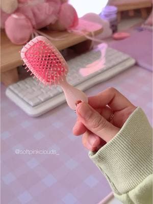 A super mini hair brush! Uhhh!! are you kiddin me? 💝😭 #miniature#unbrush#hairbrush#cute#cuteaesthetic#pink#pinkaesthetic#adorable#softpink#aesthetic#softgirl#softaesthetic#pinksetup#asmr#sounds#asmrvideo#unwrapping#TikTokShop#cutefinds