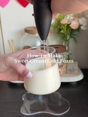 How to make sweet cream cold foam☁️ #sweetcream #sweetcreamcoldfoam #coldfoam #coldfoamathome #vanillacoldfoam #satisfying #starbuckssweetcream #coldfoamcoldbrew 