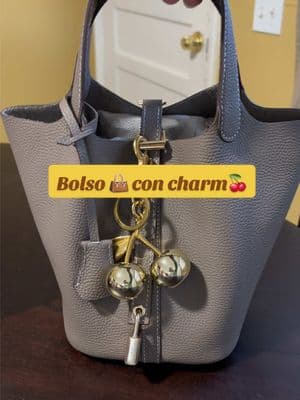 Bolso 👜 con llavero 🍒#bag #charms #bagcharms #bagcharmstyle #viralvideo #foryouu 