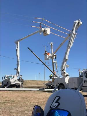 The Crew RockedOut⚡🇺🇸🤙🏽@WYE DELTA @Taylor Ross  @Dilly @JCruz12 #LineGangCo #bluecollar #powerlines #journeyman #wire #voltage #linemen #amps #sparky #work #apprentice #electrician #electric #power #powerlineconstruction #journeymanlineman #