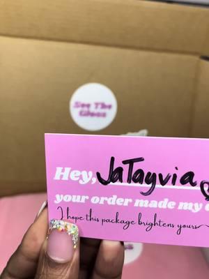 Let’s package a order for JaTayvia 💗 @Tayy🫶🏾 #lipglossgirly #ledlightandmirrorlipgloss #lipglossbaby #seethegloss #packaorderwithme #girlypackage 