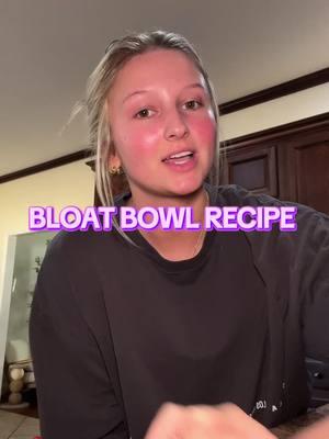 Make a bloat bowl w me!!!🫐  Ingredients:  - rice crispies - almond butter  - honey  - protein powder  - frozen fruit  #preworkoutmeal #carbloading #fitness #gymfood #healthyrecipes #preworkout #foryou #fyp #recipes #gymgirl  Wearing @YOUNGLA and @AUROLA 