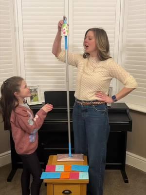 Catch the cup and win a prize 🤩 Family members try to catch the cup as it falls. No cheating by placing your hands under! Make sure hands are at your sides and if you succeed, pick a prize! #prizes #games #prizegames #cups #catch #family #fun