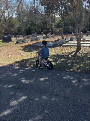 Before someone says something about his helmet, we were wrapping up the day and eventually took it off #toddlersoftiktok #howtorideabike #toddlermom #cementeros @Glerc Bikes 