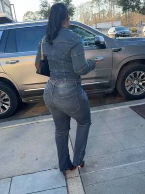 I love me a Jean set and ponytail #fashionnova #fashionnovacurve #walking #realbody 