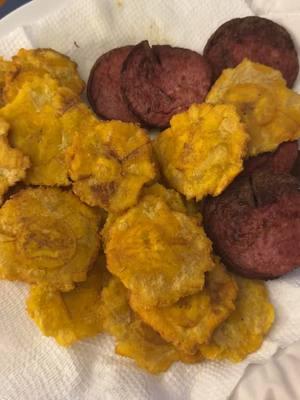 Picadera de salami y tostones #Picadera #Appetizers #FingerFoods #LatinCuisine #PartySnacks #Tapas #Foodie #DeliciousBites #FoodLovers #Yummy #SmallPlates #food 