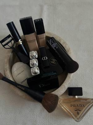 🖤🪞🪄 #fp #fyp #tiktok #road20k #makeupluxury #diorgirl #foryou #moodboard #makeup #girlthings #itgirl #whatsinmybag #chic #girly #beauty #BeautyTok #inspo #pinterestaesthetic #saie #ysl #yslmascara #chanel #prada @Diorbeauty @Dior @YSL Beauty @SAINT LAURENT @Saie @chanel.beauty @LAWLESS Beauty @REFY @Hourglass Cosmetics @MERIT Beauty @pradabeauty @Prada  @Gucci @Gisou 