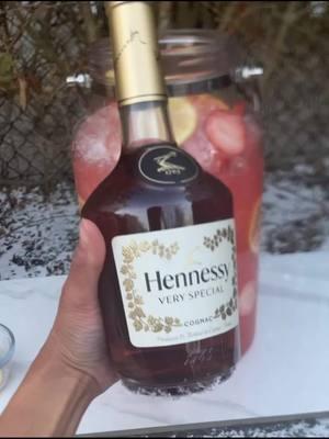 HENNY CALYPSO MIX 🔥 #calypso #calypsodrink #drinks #mixdrinks #hennessey #hennytime #hennythingspossible #hennythingcanhappen #hennessey #teamworkmakesthedreamwork #teamwork #mixology #thirstythursday #hennythingspossible #hennytime #party #cookout #partypunch #hennylovers #thirstythursday #hennyback #🍋🍓 #🍓 