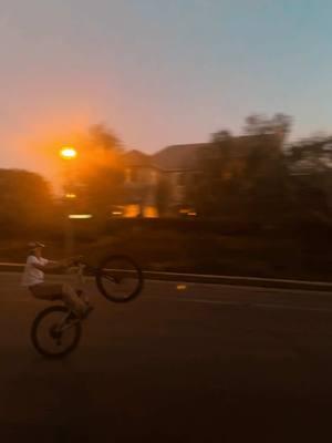 🌅🌅🌅 Finally learned how 2 mani #sunsetride #sunsetrides #manual #bikemanual#CapCut 