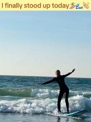 Watching these video back have me cracking up 😂😂😂 the waves felt MUCH BIGGER in the moment than they look in these videos but your girl stood up🌊🏄🏼‍♀️🤭 @Lauren   #babysurfer #beginner #softtop #surfing #surfergirl #surftok #beachlife #dolphins #surfinglife #newsurfer #learningtosurf #beginnersurfer #surfvibes #sandiego 