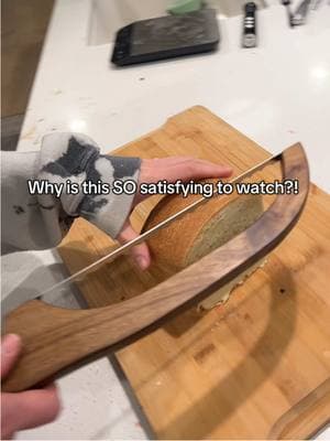 WATCH THIS!! 👀 If you make your own homemade bread, this knife is a must have  Especially sourdough bread  #homemadebread #sourdoughbread #breadknife #sourdoughtok #sourdoughforbeginners #sourdoughbaking 