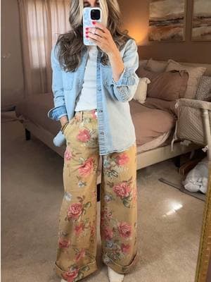 We love the return of a trend #teachersoftiktok #teacheroutfit #teachertok #teacherlife #outfit #outfitinspo #whattowear #style #fashion #trend #outfittrends #fyp #MomsofTikTok #momoutfit 