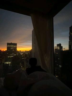 waking up to this> #newyork #newyorkcity #arlonomad #sunrise #skyline #sunset #manhattan 