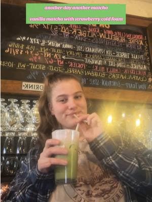 Unintentionally pinkies up🤙🏻#matchalatte#strawberrycoldfoam#coldfoam#coffeeshop#cafe#matcharecipes#latterecipe#creatorsearchinsights 