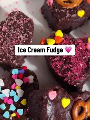 The customization possibilities are as endless as our love for Chocolate Fudge Brownie 😍 #benandjerrys #icecream #icecreamhack #delicious 